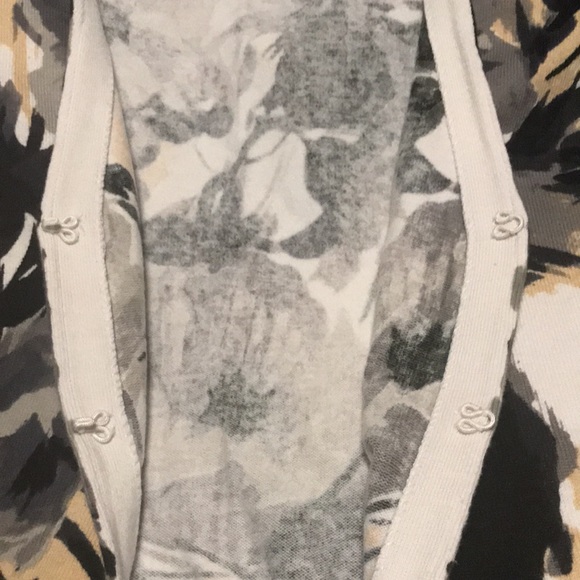 Isaac Mizrahi tunic length sweater. Large. Gray and yellow floral print. - Picture 4 of 8